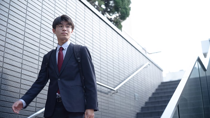 階段で移動するセイカの社員の写真