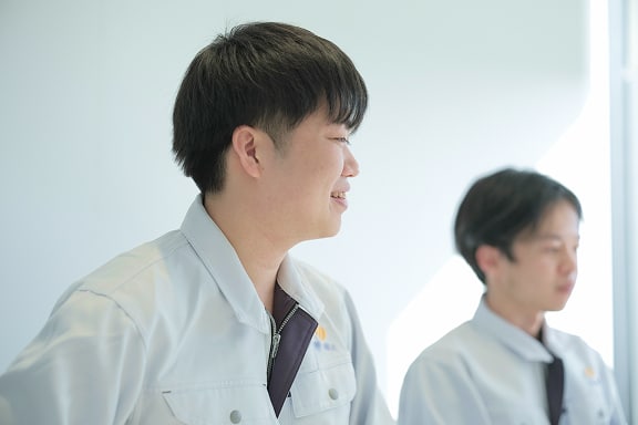 笑顔を見せるふたりの社員の写真