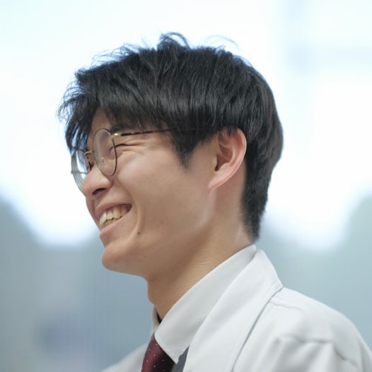 笑顔で話すT.Tさんの写真